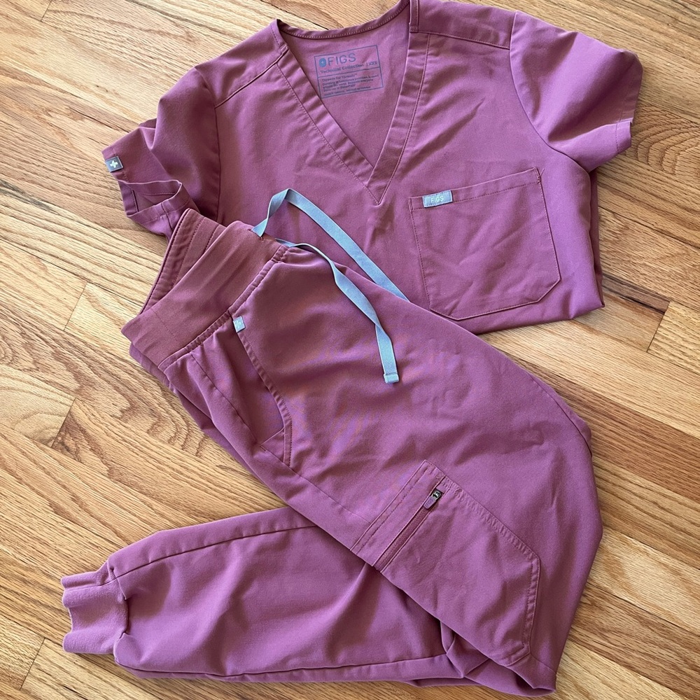 FIGS Mauve Scrub Set